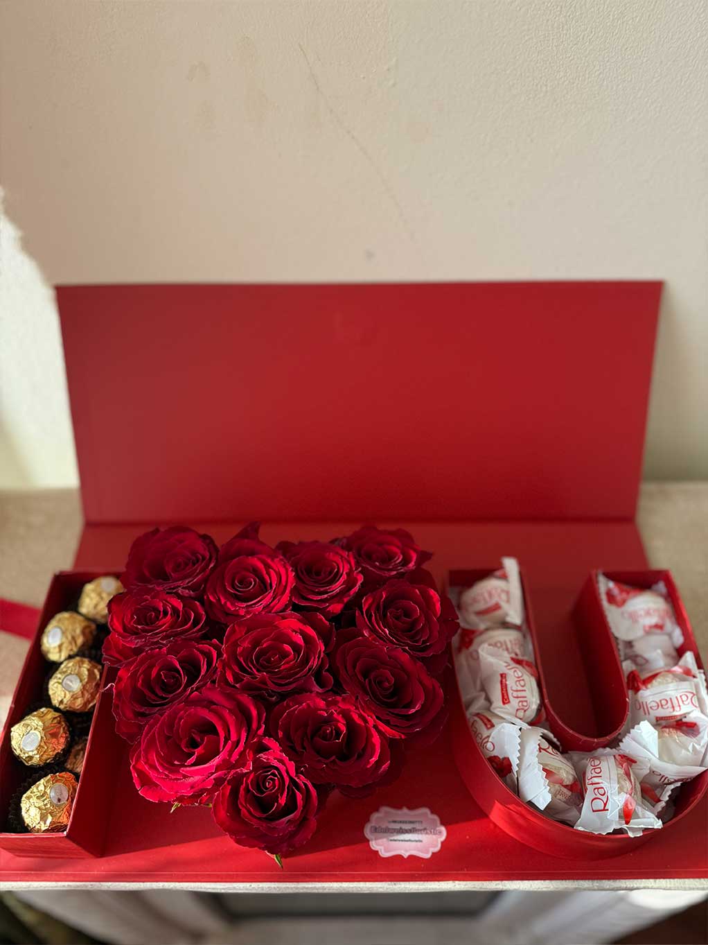 πΉ Box βI β₯οΈUβ with Red Roses & Chocolates