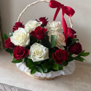 🎀 Playful Bow — Classic Rose & Greenery Basket